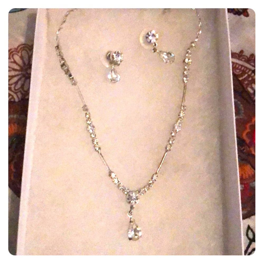 🌴SALE🌴2/$8 Adjustable teardrop necklace set